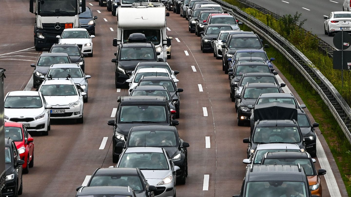 Ferienende: „Übervolle Straßen“: ADAC warnt vor Staus zum Ferienende