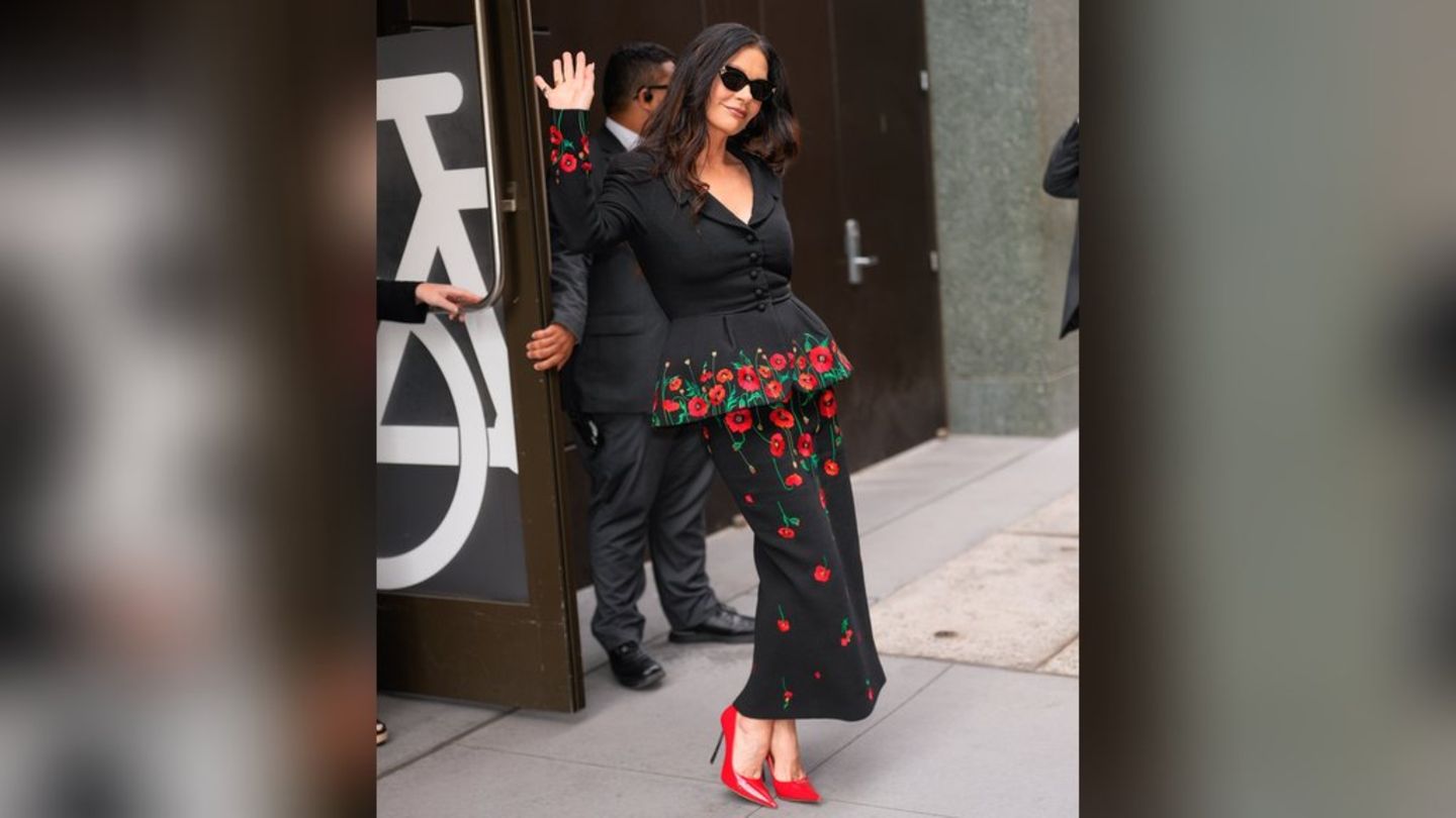 Catherine Zeta-Jones: Sie lässt Morticia Addams stilvoll aufleben