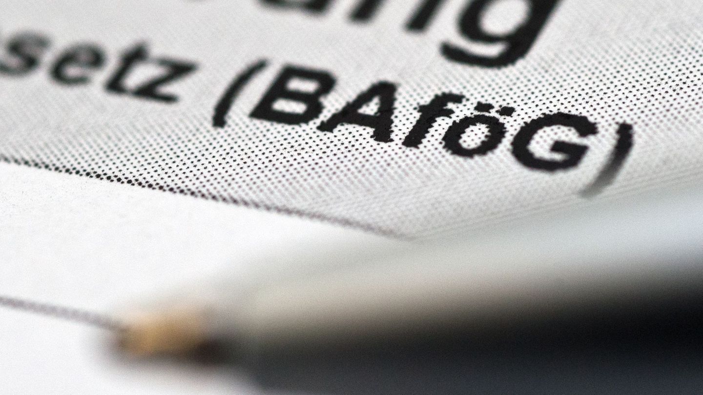 Studienförderung: Studenten warten immer noch Monate auf Bafög – Zahlen sinken