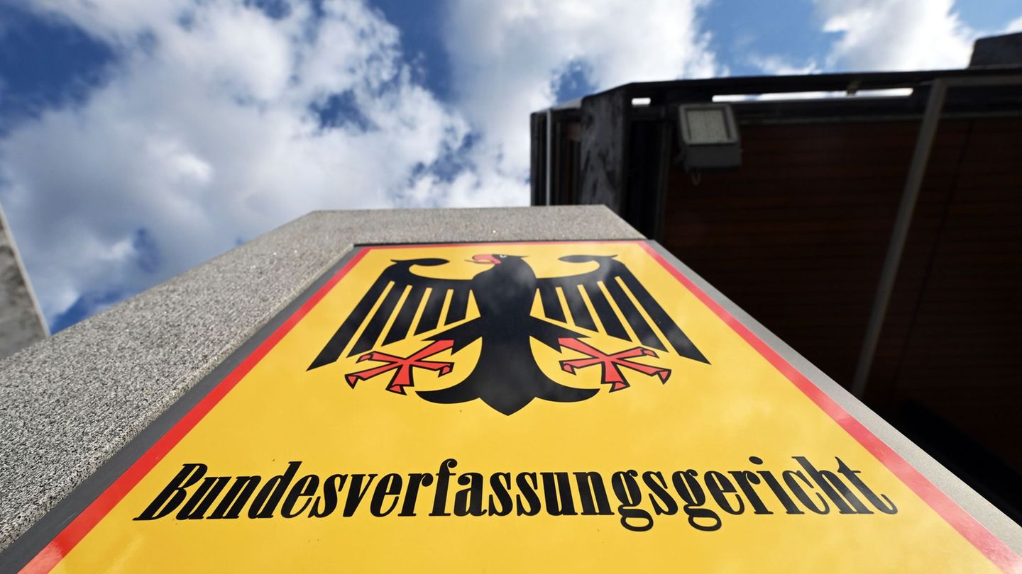 Polizeirechte und Privatsphäre: Karlsruhe bestätigt nordrhein-westfälisches Polizeigesetz