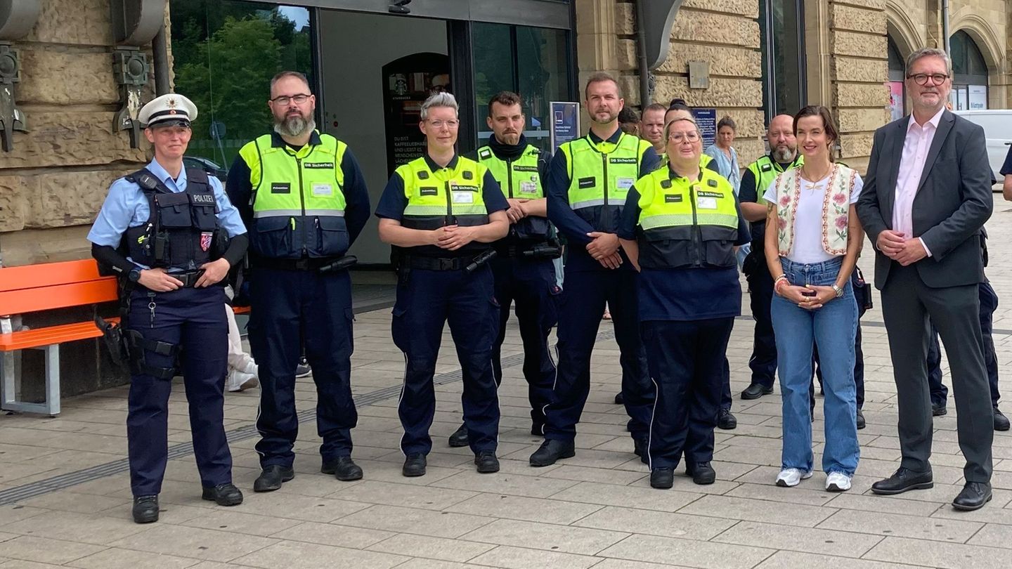 Bahnhof: Orange Bank am Dammtor: Zeichen gegen Gewalt an Frauen
