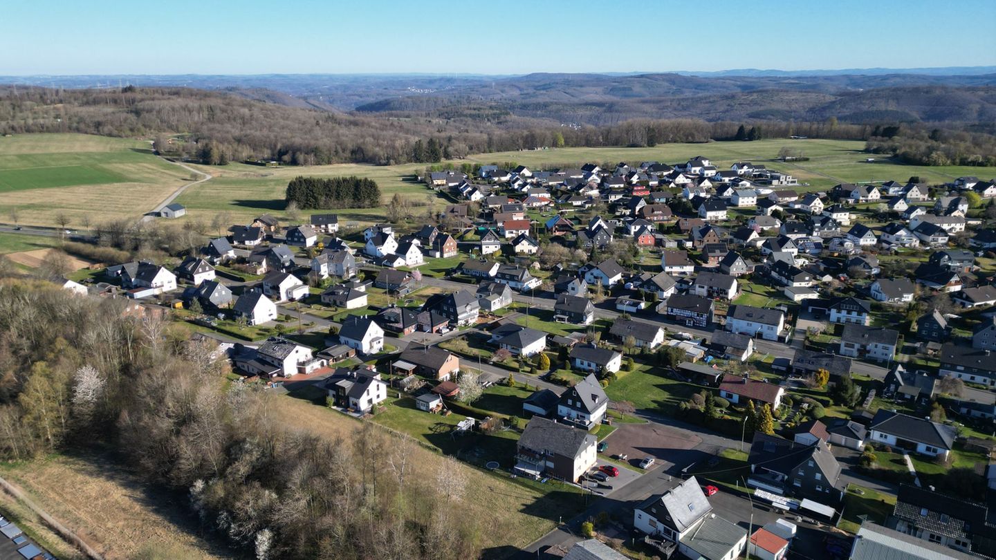 Kriminalität: Nach Dreifachmord: Weitefelds langer Weg zurück zum Alltag