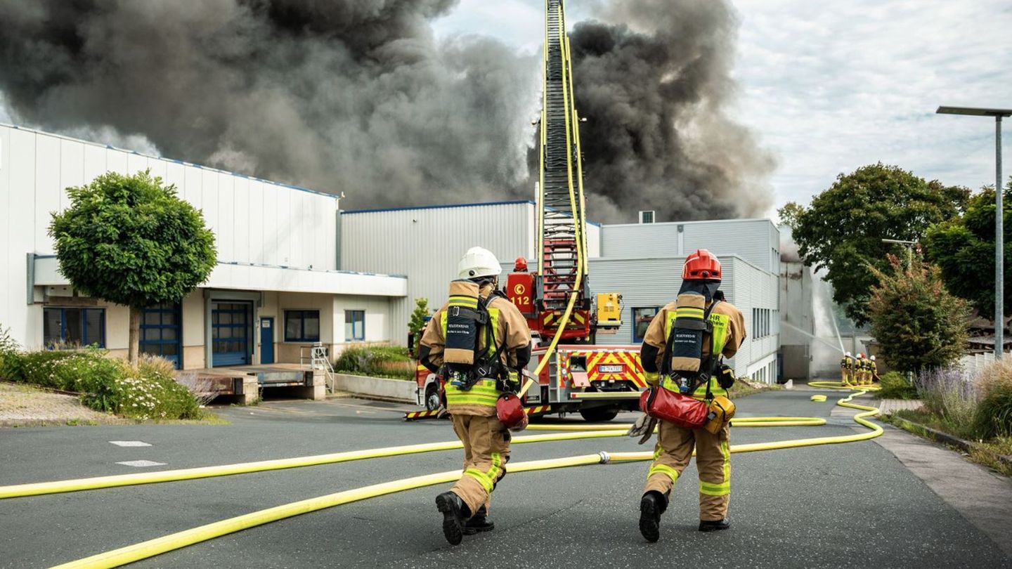 Monheim am Rhein: Stadt sperrt nach Großbrand in Monheim mehrere Spielflächen