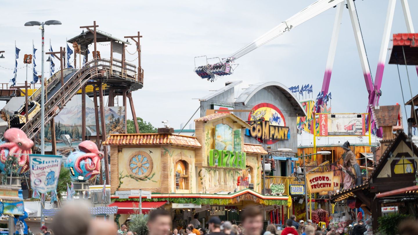 Unfall: Teil von Kirmes-Gondel fällt auf Besucher und verletzt ihn