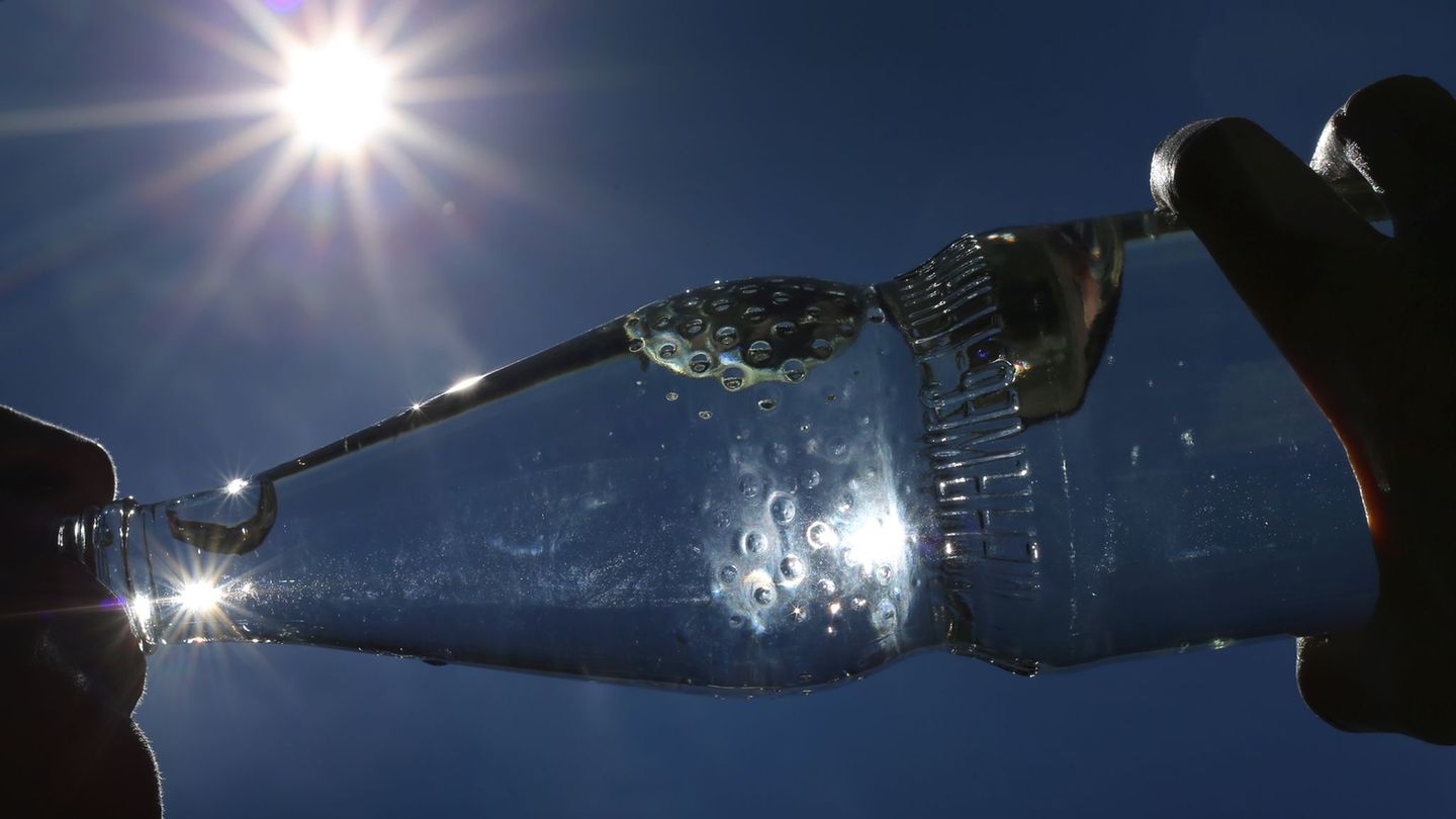 Ernährung bei Hitze: Richtig trinken bei Hitze – Worauf man achten sollte