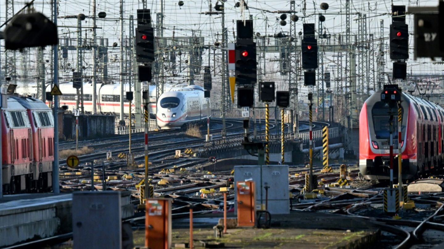 Österreich: Mann springt auf fahrenden Schnellzug auf und fährt außen mit