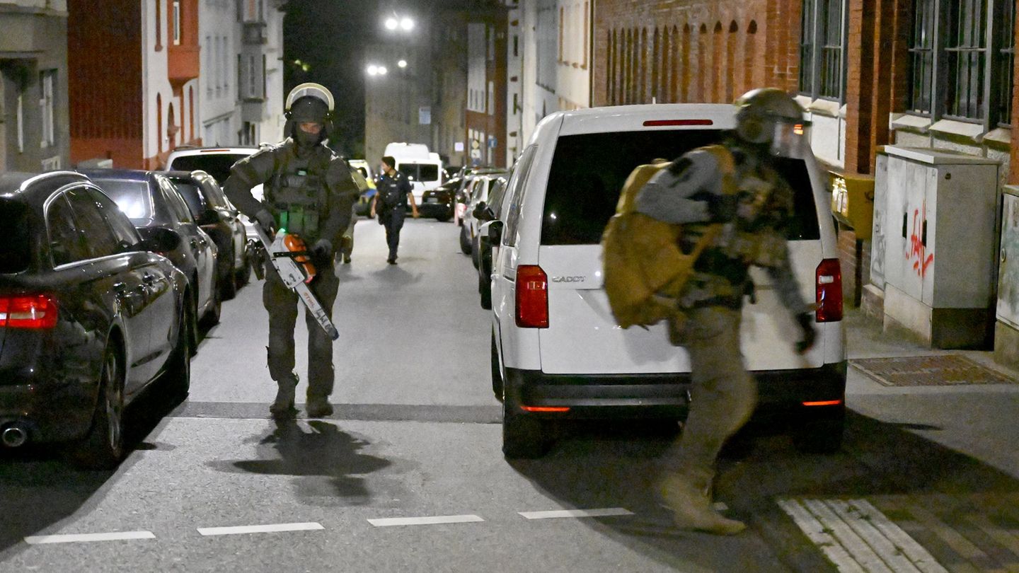 SEK-Einsatz in Wuppertal: Spezialeinsatz: Mann soll Frau mit Messer bedroht haben
