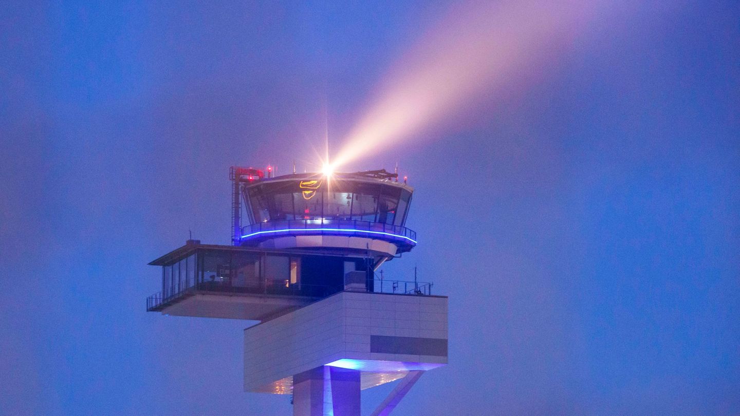 Luftverkehr: Vier Flieger nach Drohnenmeldung in Frankfurt umgeleitet