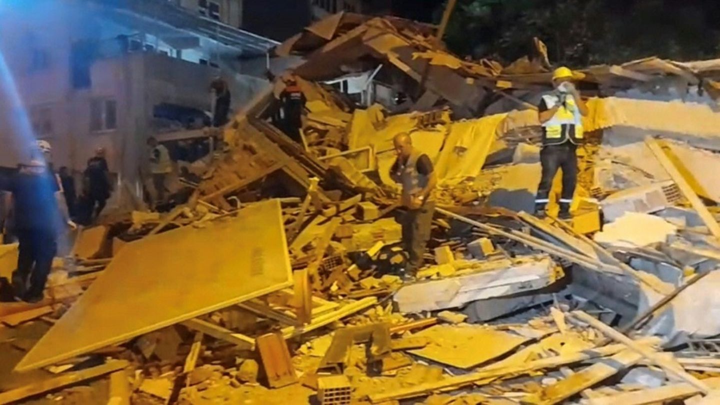 Mindestens ein Toter und 29 Verletzte bei Erdbeben im Westen der Türkei