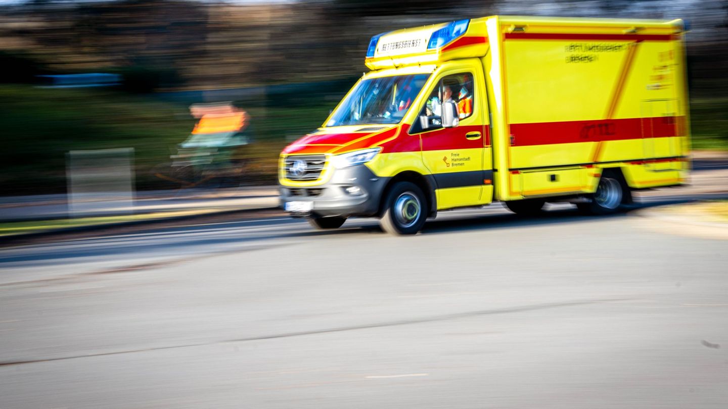 Streit bei Straßenverkauf: Unbekannter verletzt 18-Jährigen lebensgefährlich