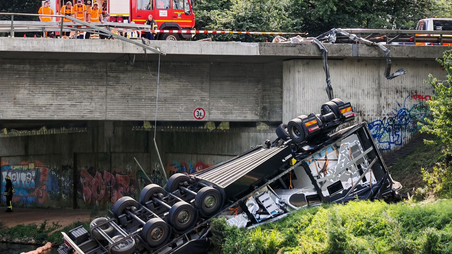 Unfälle: Lastwagen stürzt von Autobahnbrücke – Zwei Schwerverletzte