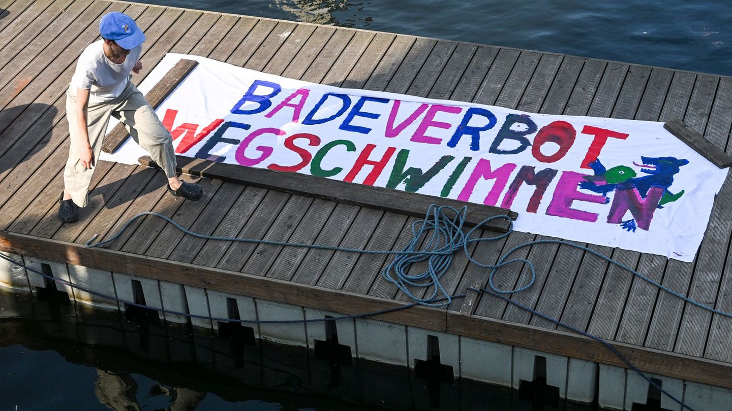 In der Nähe der Museumsinsel: Demonstranten schwimmen gegen das Badeverbot in der Spree an