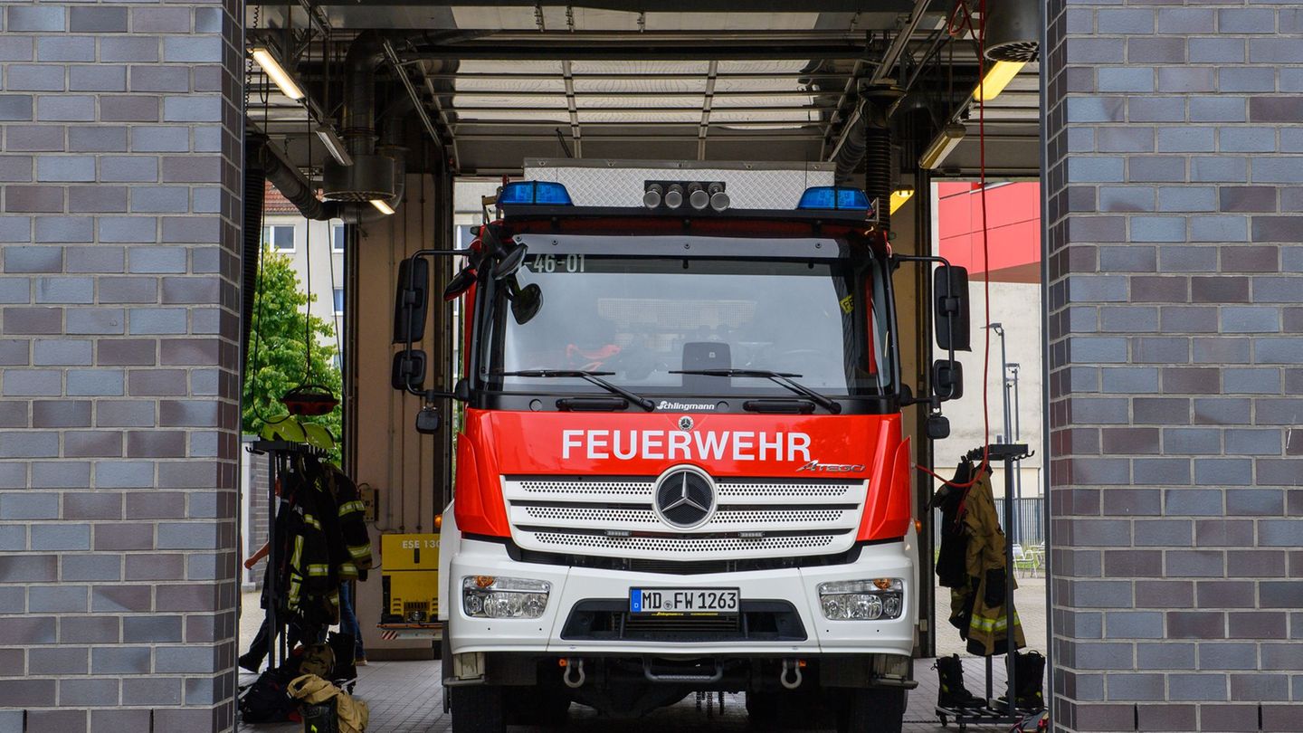 400.000 Euro Schaden: Traktor geht beim Mähen in Flammen auf – Hoher Schaden