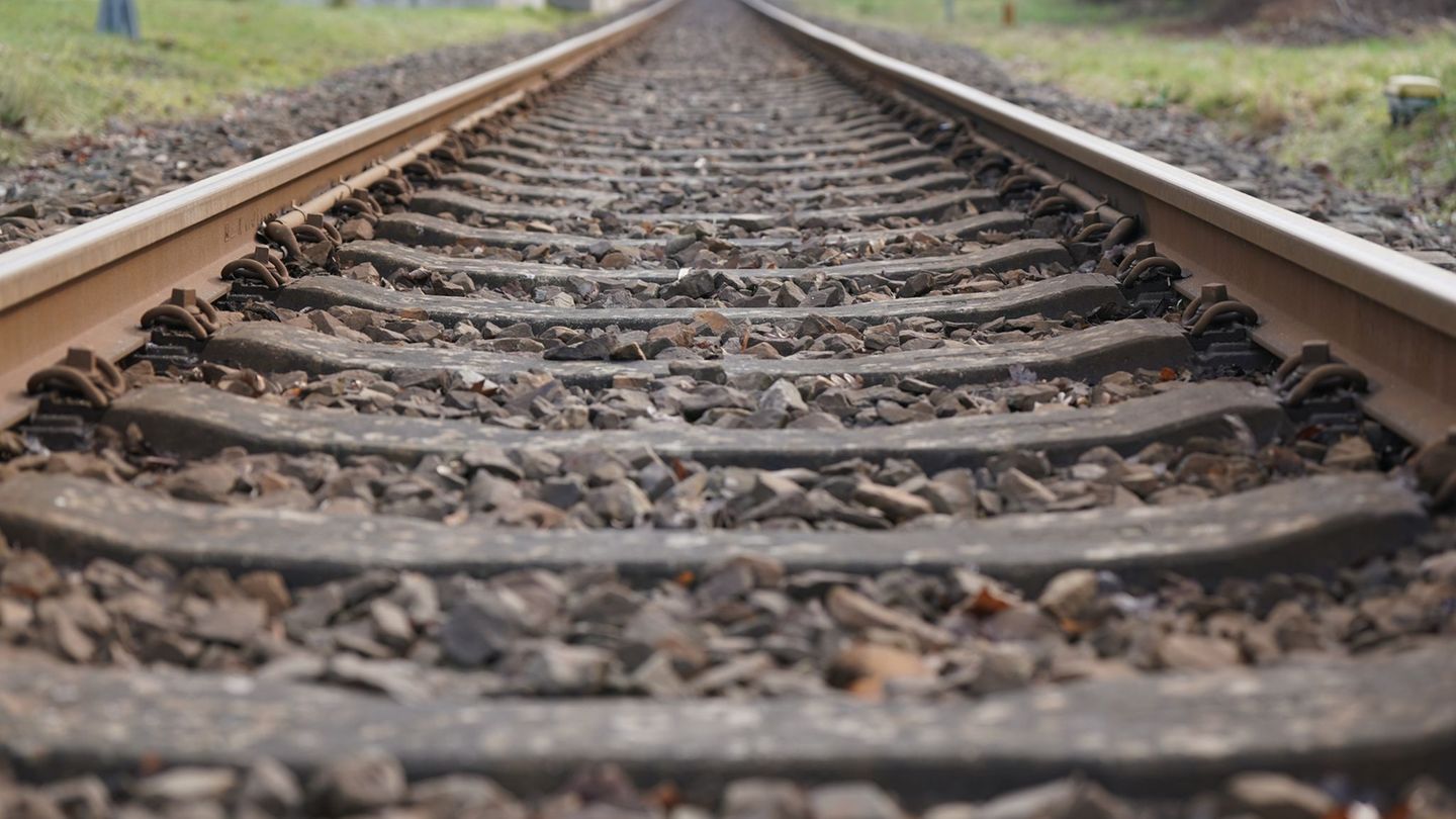Bahnverkehr: Rucksack im Zug: Mann springt auf fahrende Regionalbahn