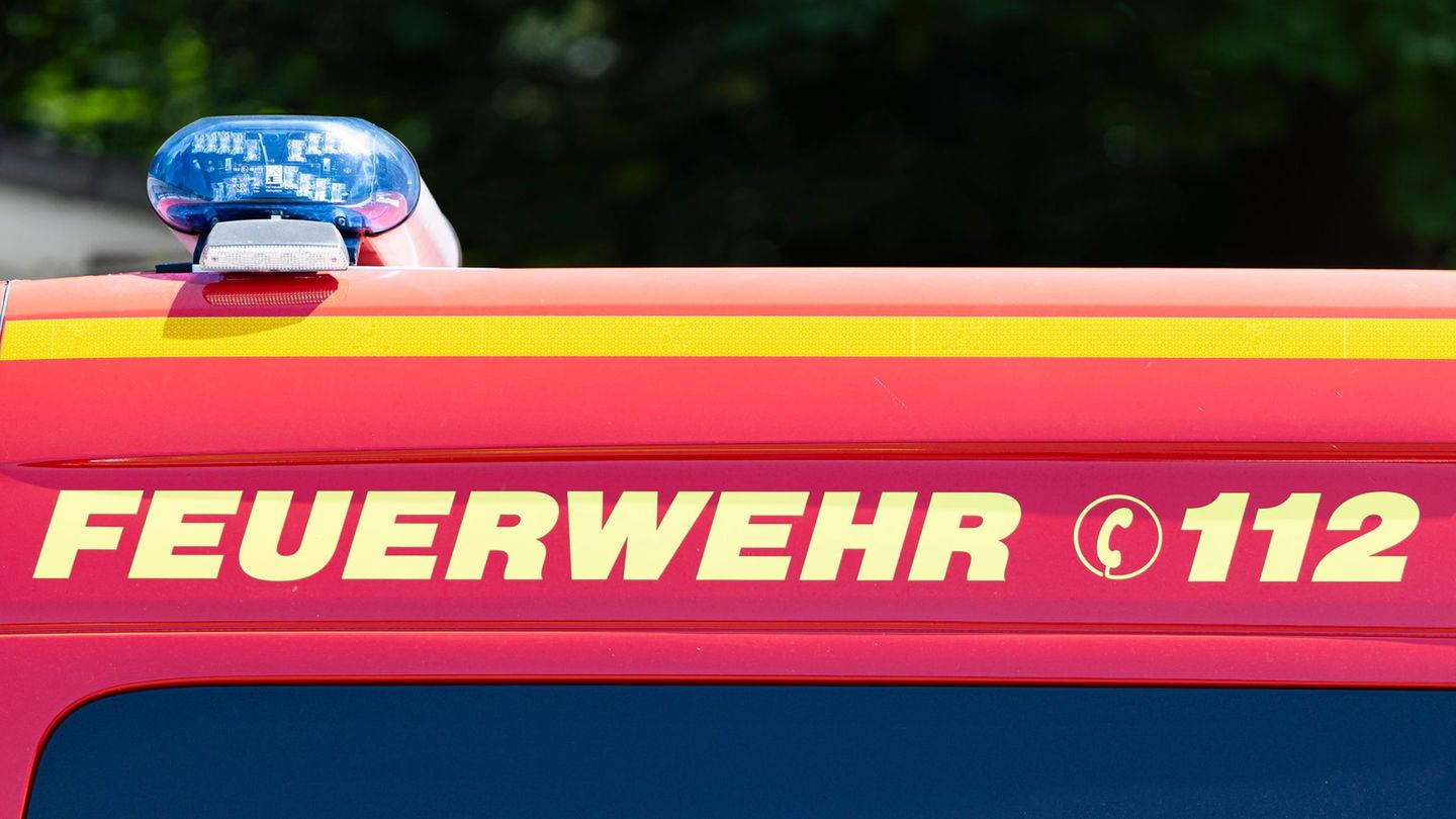 Feuer: Fluchtweg abgeschnitten: Feuerwehr löscht Treppenhaus