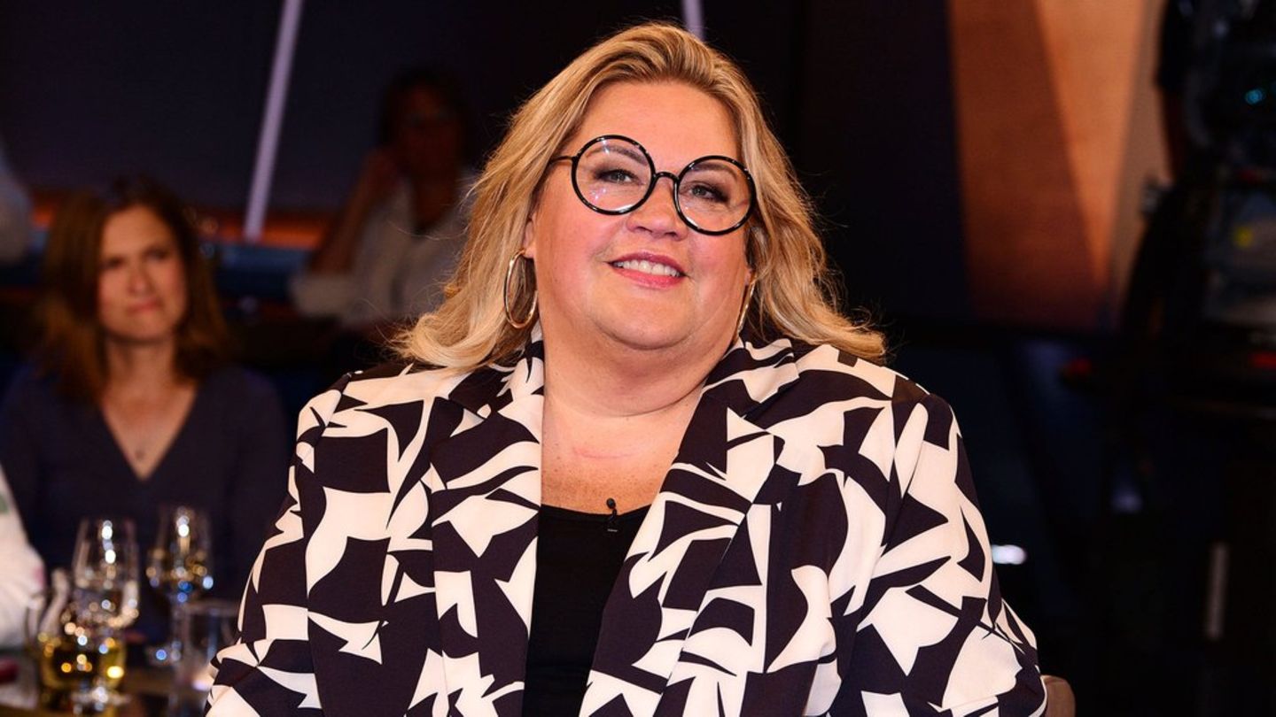 Ilka Bessin: „Sexiest Woman“ oben ohne im Pool