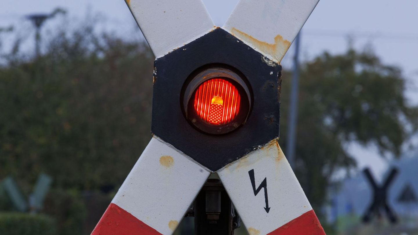Bahn: Lokführer verhindert mit Notbremsung Zusammenstoß mit Auto