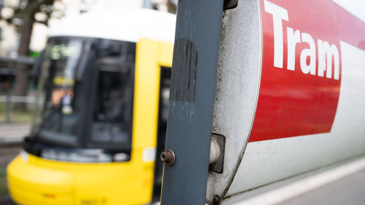 Unfälle: Berlin-Mitte: Zwei Straßenbahnen stoßen zusammen