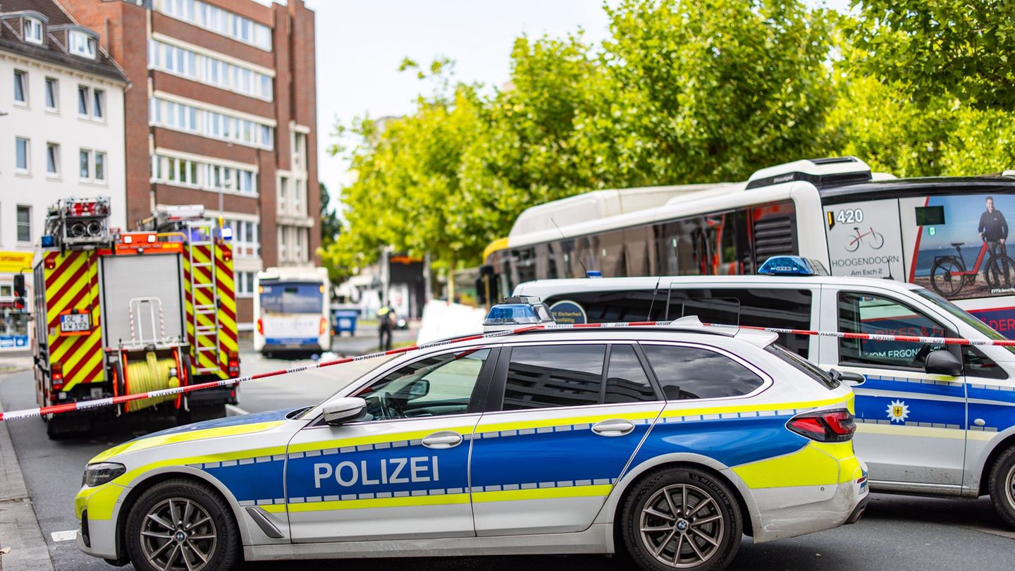 Oldenburg: Mann stürzt vor Linienbus und stirbt