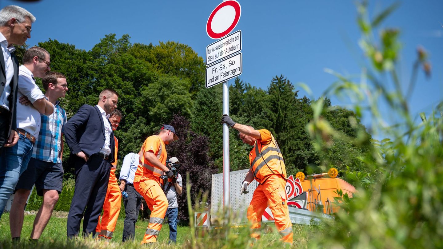 Verkehr: Bei Stau auf A8 künftig Nutzung von Ausweichrouten verboten