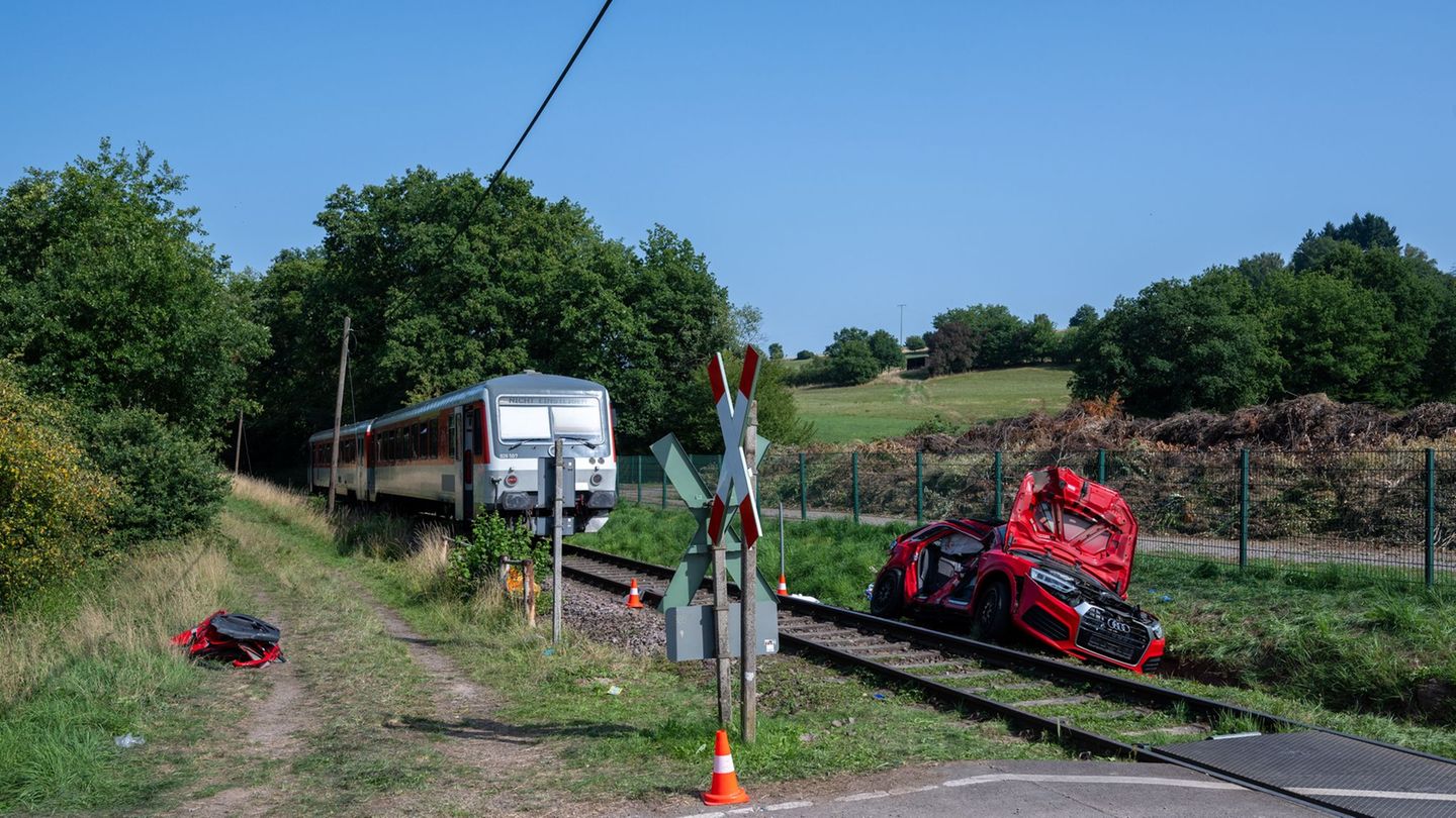 Gutachter eingeschaltet: Ermittlungen laufen nach tödlichem Unfall mit Auto und Zug