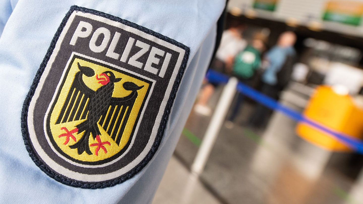 Kriminalität: Schleuserverdacht: Polizei durchsucht Wohnung in Frankfurt