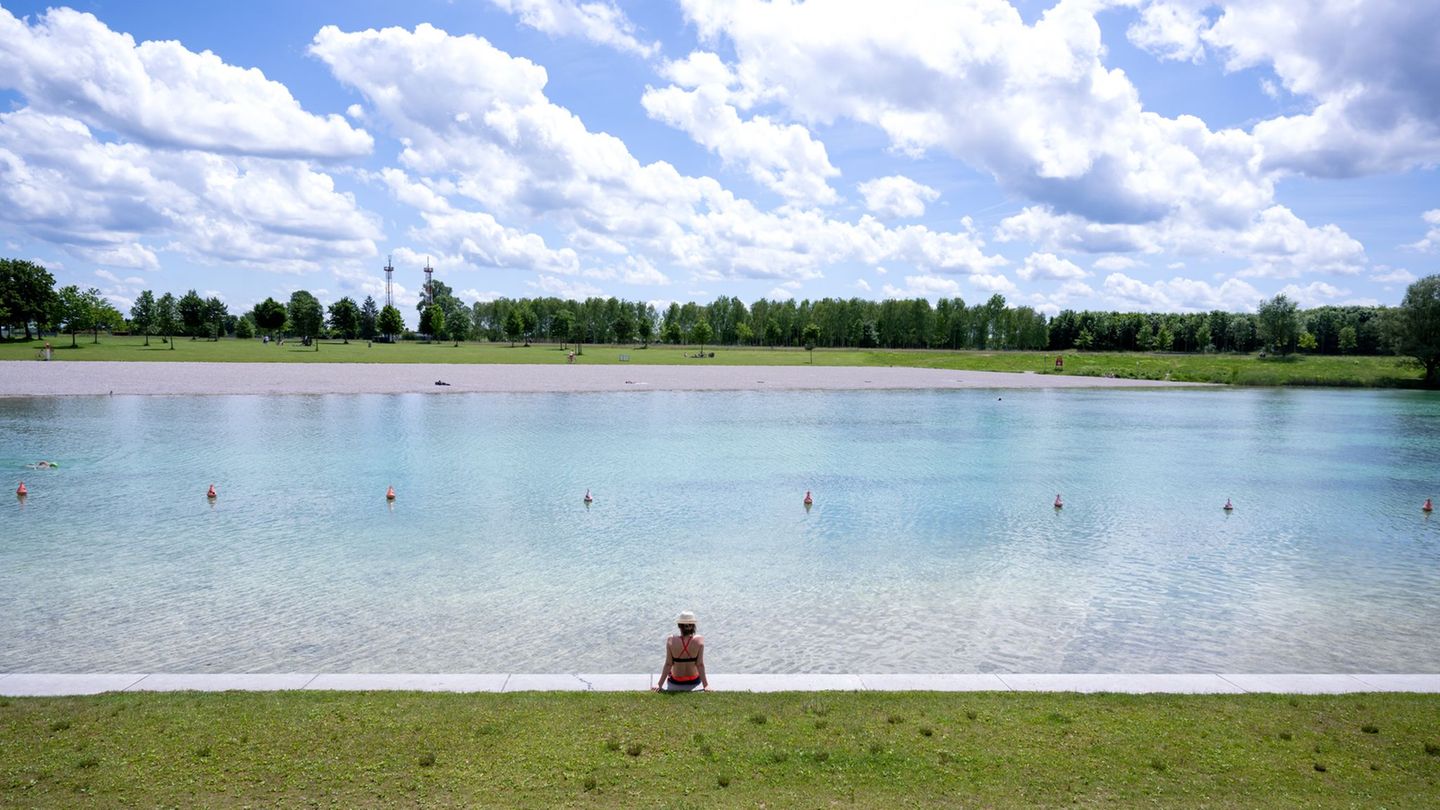 Badesee: Auto landet im Riemer See