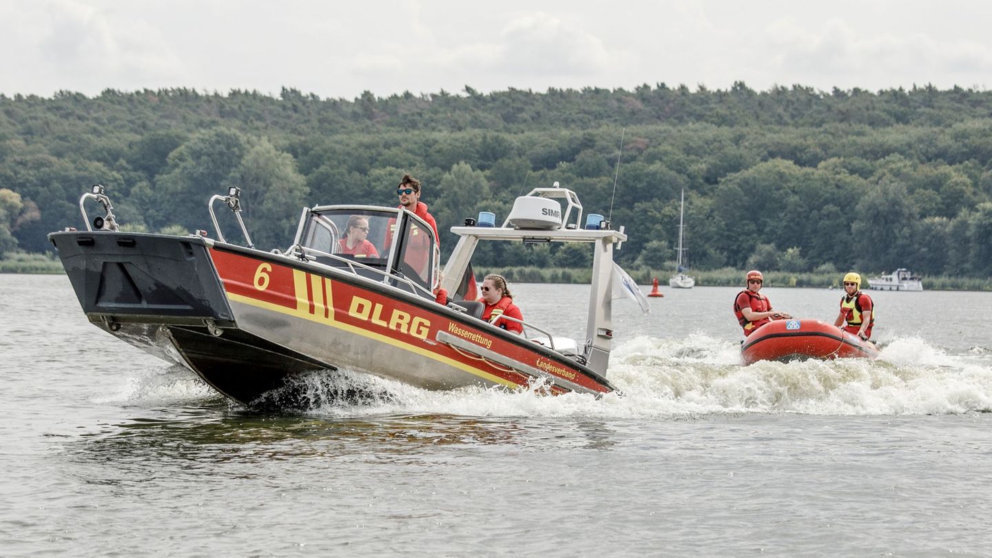 Rettungseinsatz: Suche nach untergegangener Person im Tegeler See