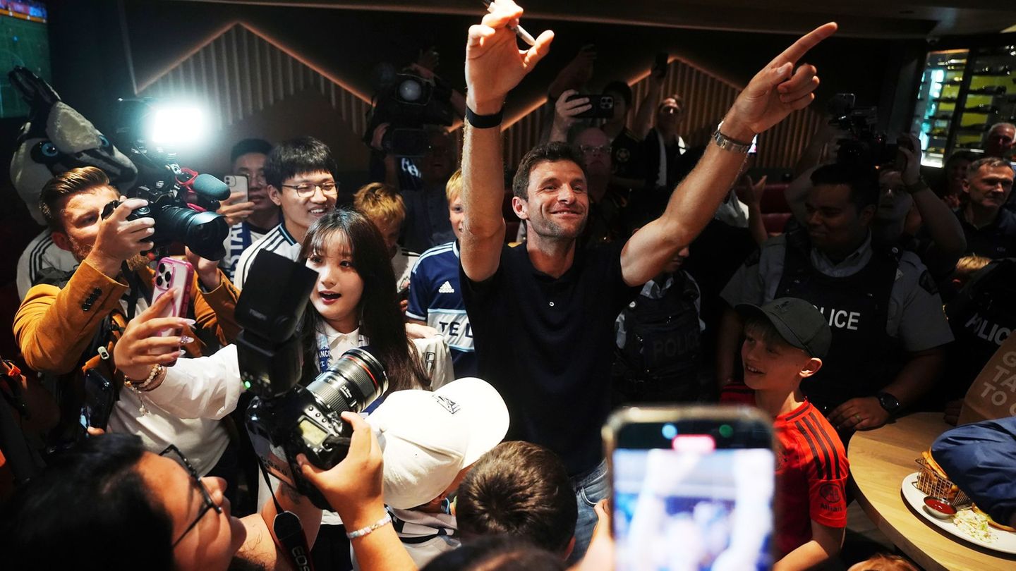 Fußball: Müller in Vancouver: Häuptling und Fan-Gesänge zur Begrüßung