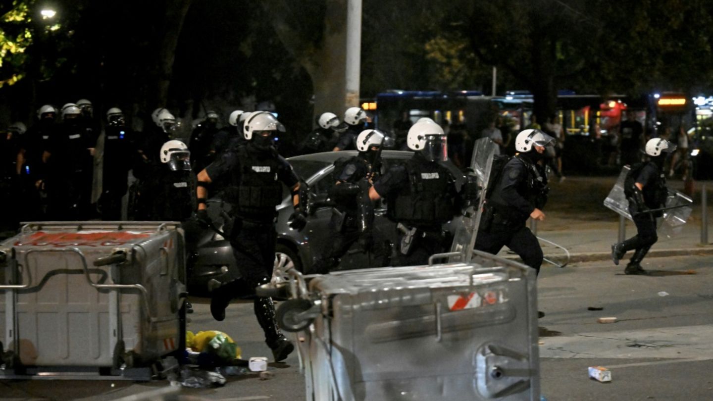 Zusammenstöße und Polizeieinsatz bei regierungskritischen Protesten in Serbien