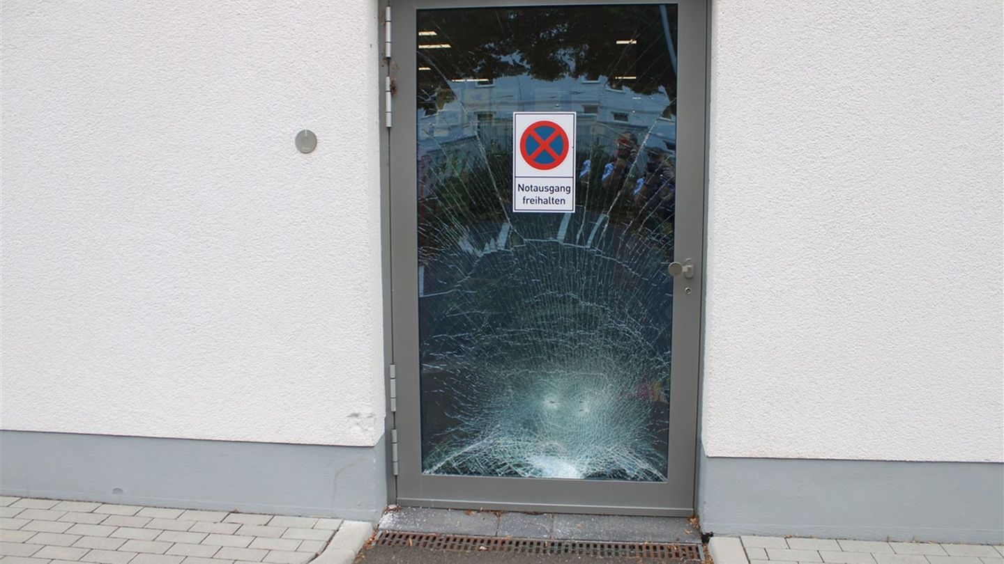 Alkohol am Steuer: Drei Promille im Blut – Autofahrer beschädigt Notausgang