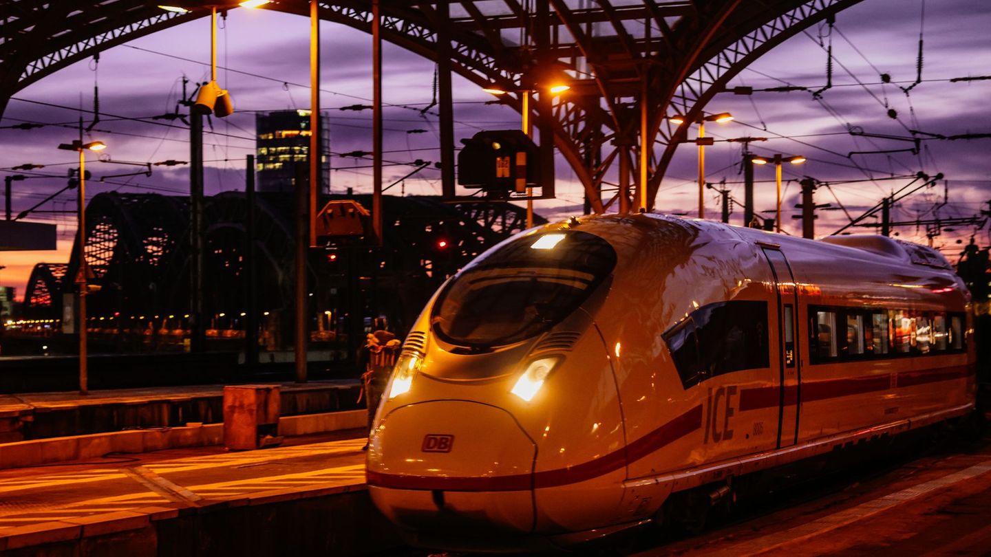 Bahn: Liegengebliebener ICE in Köln: Strecke wieder frei