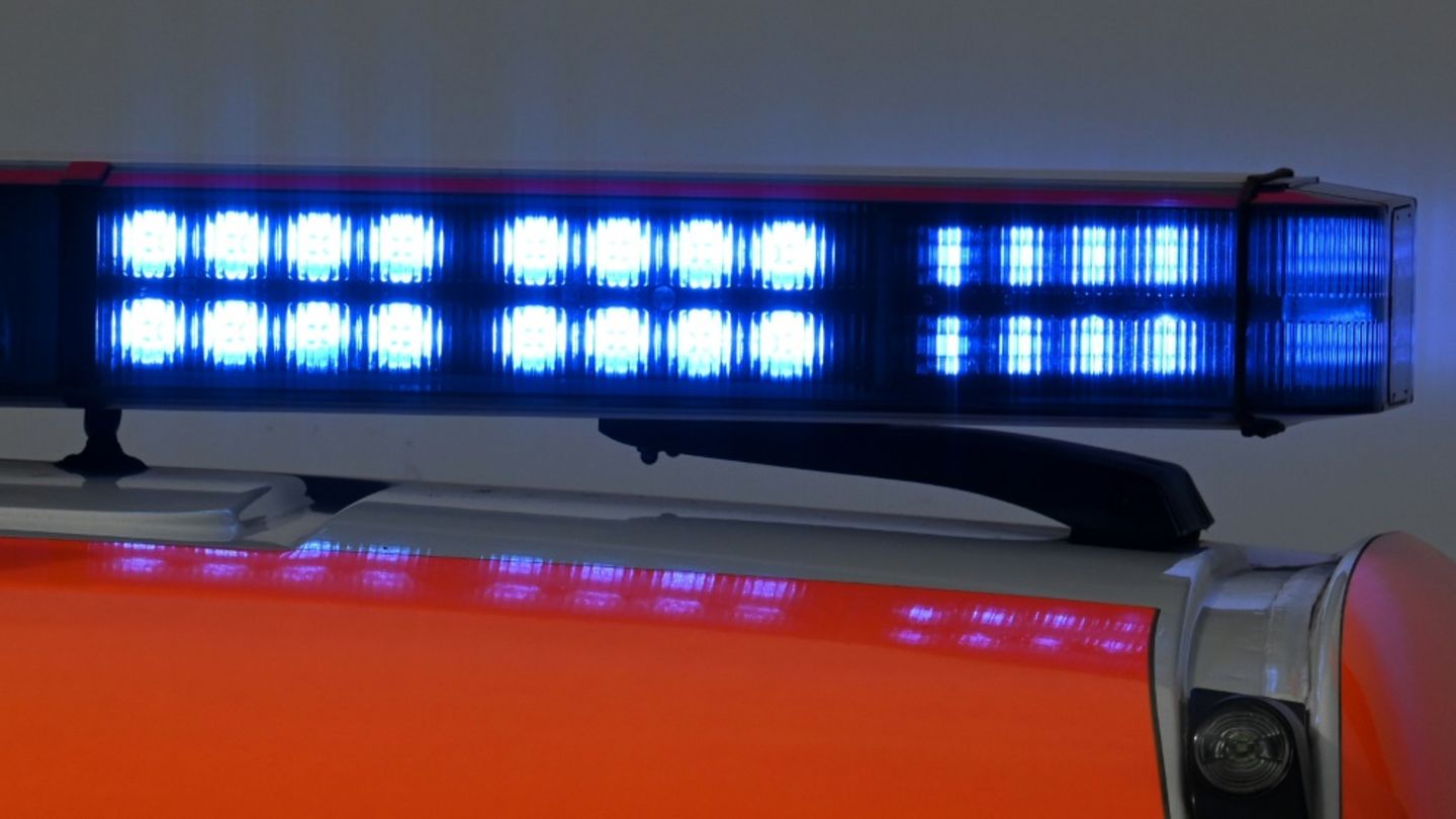 Auto an Bahnübergang in Bayern von Zug erfasst: Zwei junge Männer sterben