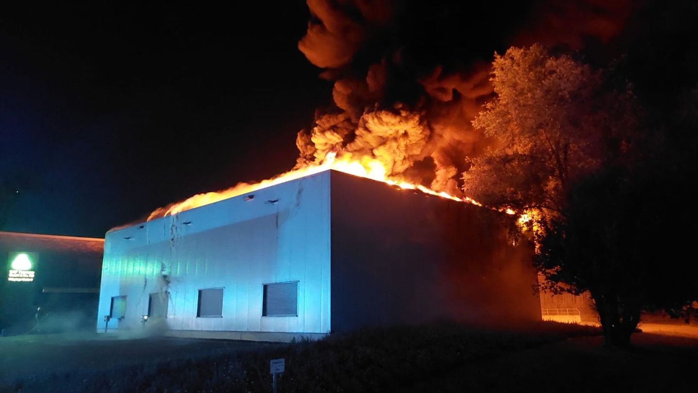 Brände: Lagerhalle brennt in Bocholt – 1,5 Millionen Euro Schaden
