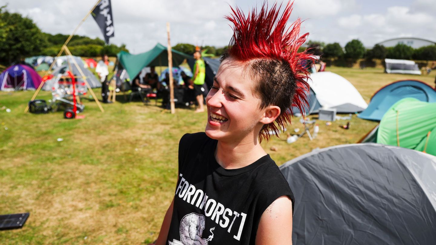 Punks demonstrieren auf Sylt: Stinkefinger-Zwischenfall zum Abschluss von Punk-Protestcamp