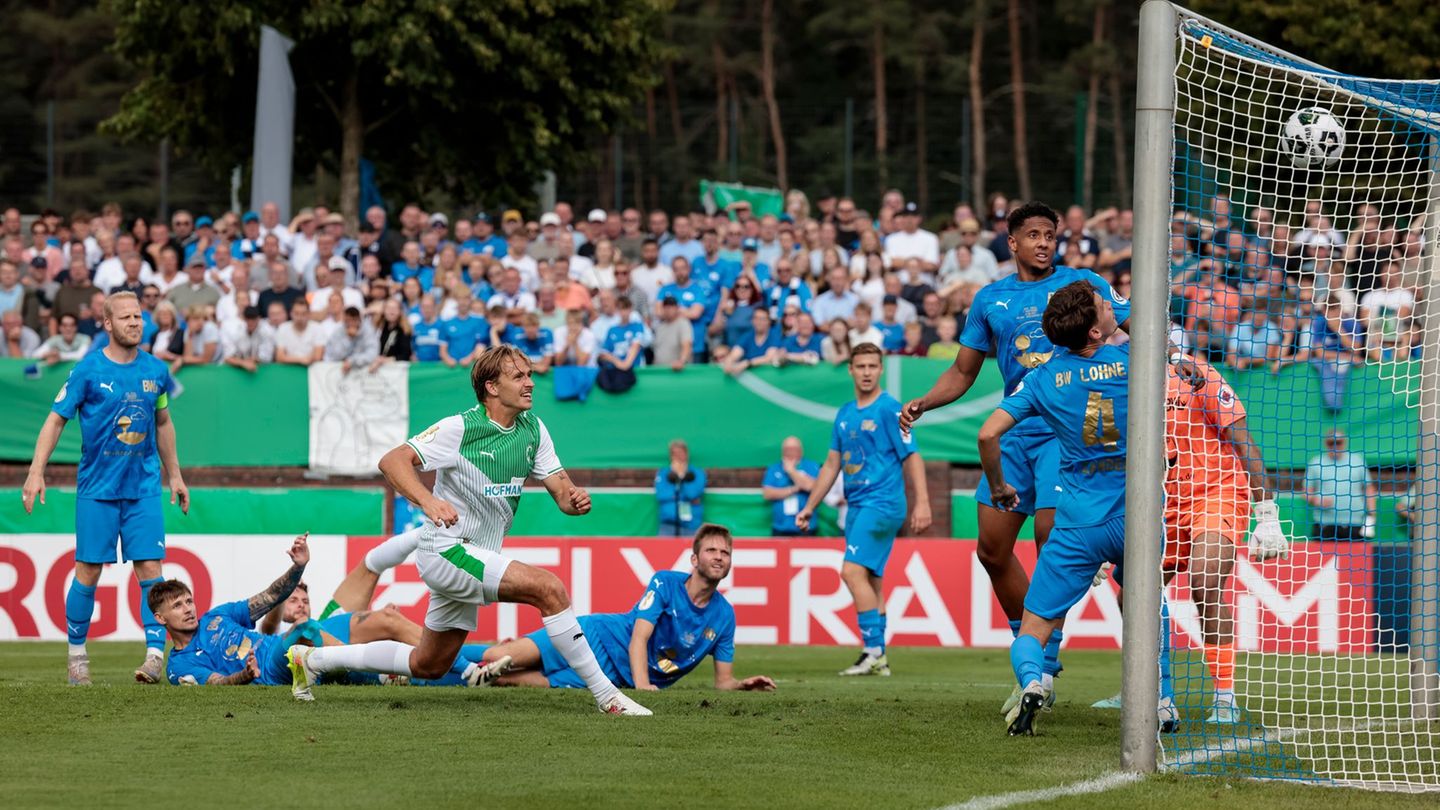 DFB-Pokal: Zwei Platzverweise: Fürth schlägt Möhlmanns Heimatverein