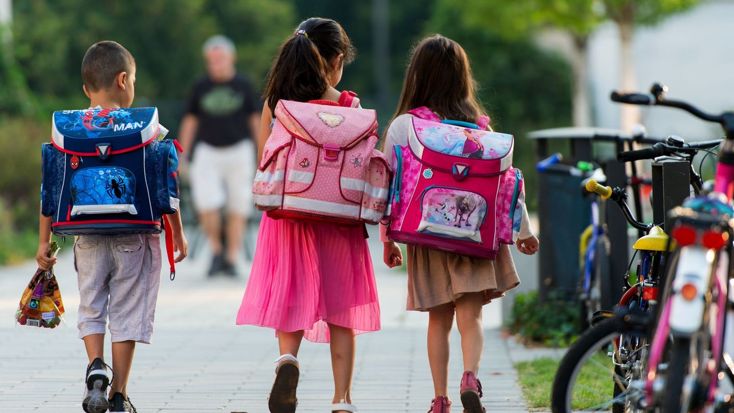 Zu Fuß oder im Bus: Wie Eltern mit ihrem Kind den sicheren Schulweg üben können