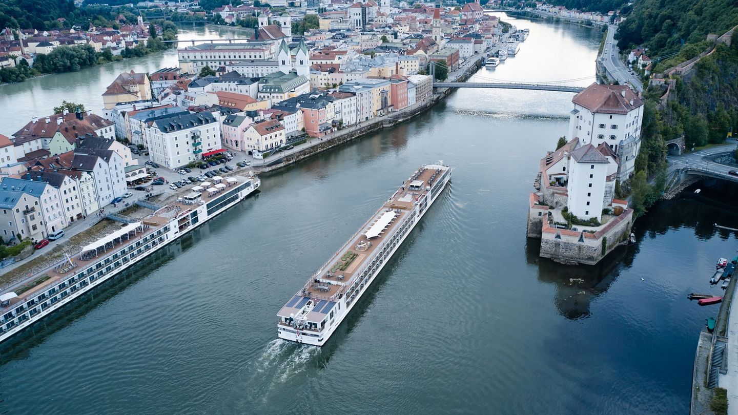 Beim Anlegen: Flusskreuzfahrtschiff stößt mit zwei Schiffen zusammen