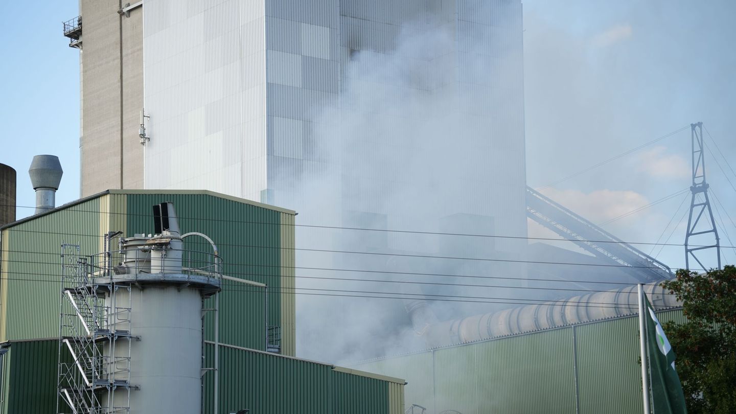 Feuer in Lagerhalle: Ursache für Brand in Zementfabrik noch unklar