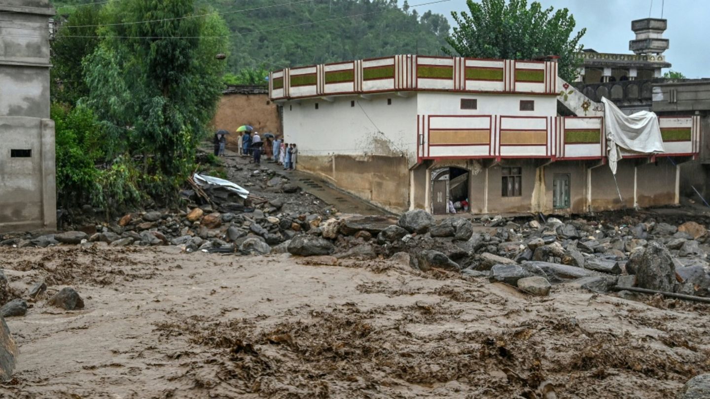 Regen behindert Suche nach 200 Vermissten nach Sturzfluten in Pakistan