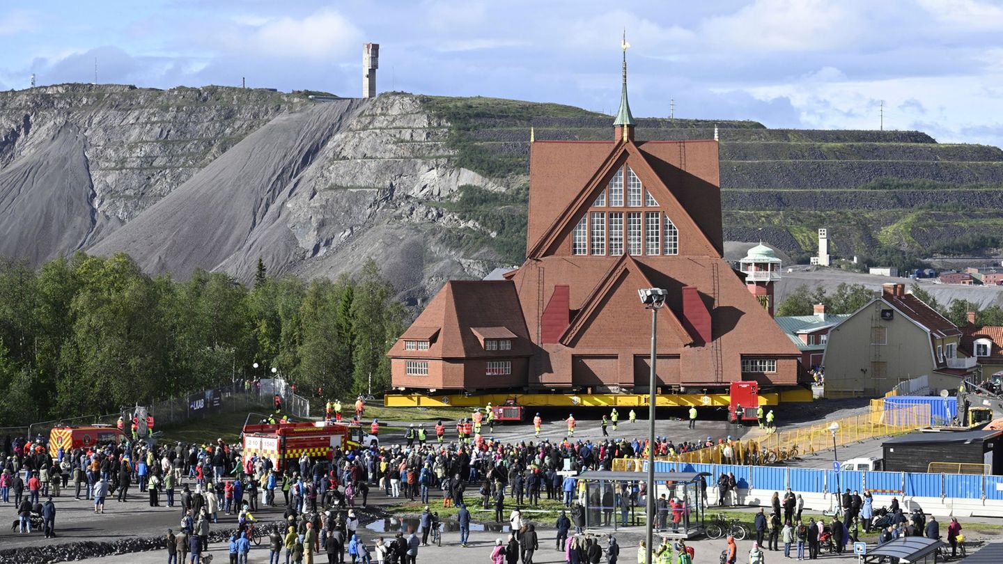 Stadtumsiedlung: Spektakel in Schweden: Historische Holzkirche zieht um