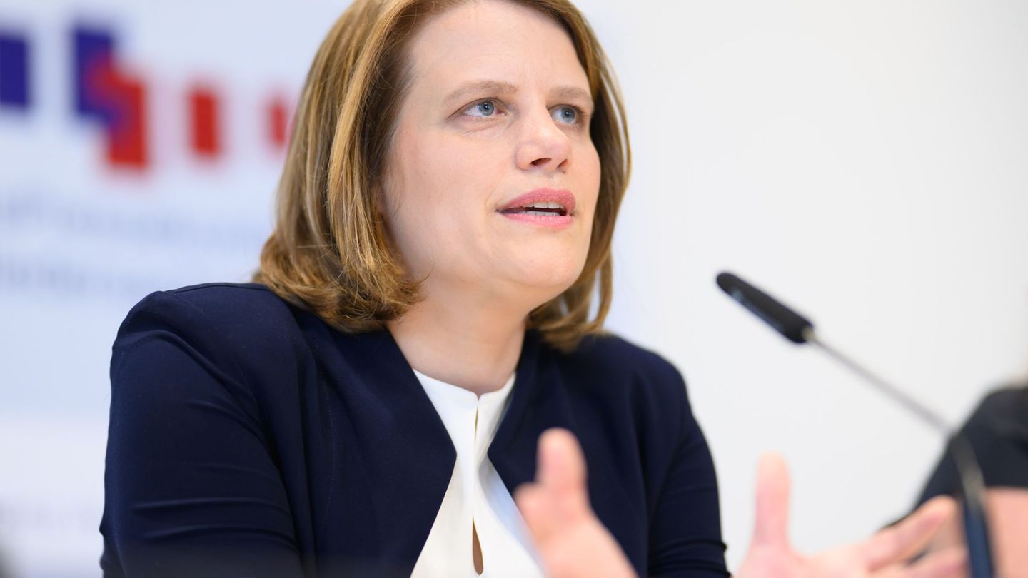Rüstung und Arbeitsplätze: Vize-Ministerpräsidentin: Mehr Rüstung „schmerzt uns alle“
