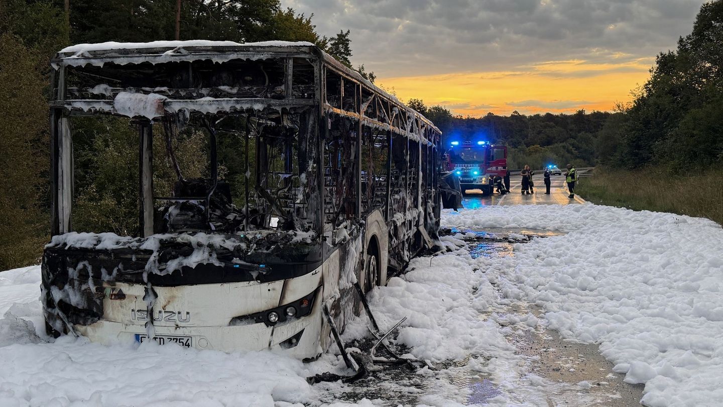 Feuerwehreinsatz: Linienbus bei Oberursel komplett ausgebrannt