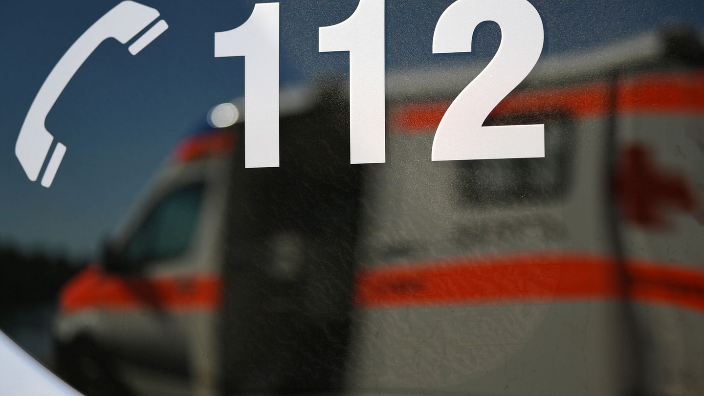 Unfälle: Motorradfahrer rutscht unter Lkw-Anhänger – schwer verletzt