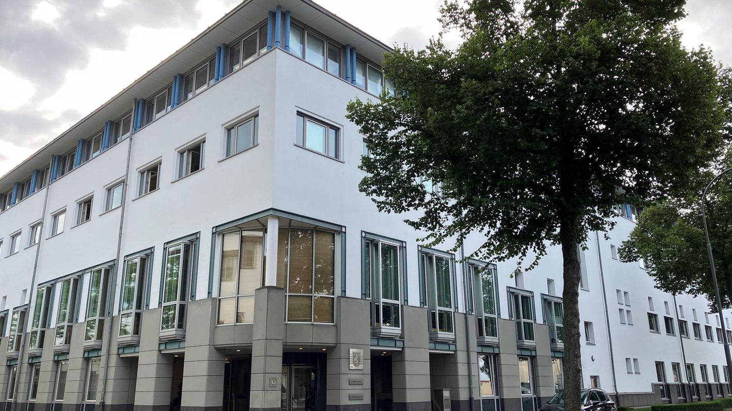 Prozess um grausigen Fund: Mutter vor Gericht – Toter Säugling in Kühltruhe entdeckt