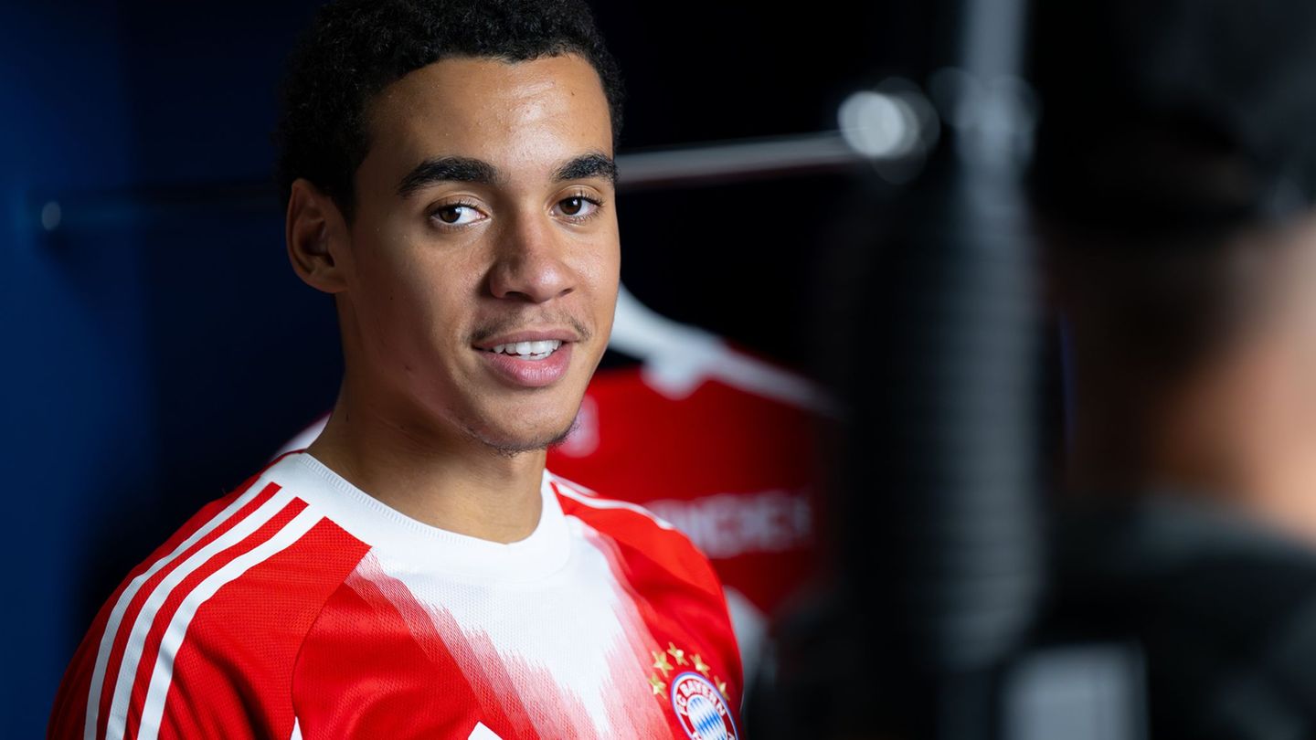 Fußballstar vom FC Bayern: Jamal Musiala: Fan-Selfie-Wünsche erinnern ihn an Kindheit