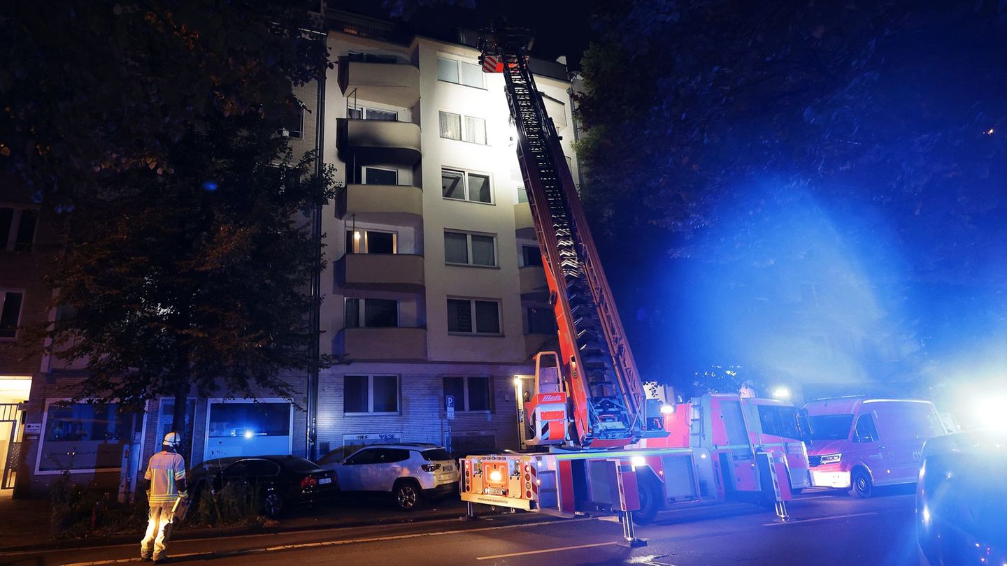 Einsatz in Düsseldorf: Brand in Mehrfamilienhaus – mehr als 20 Menschen evakuiert