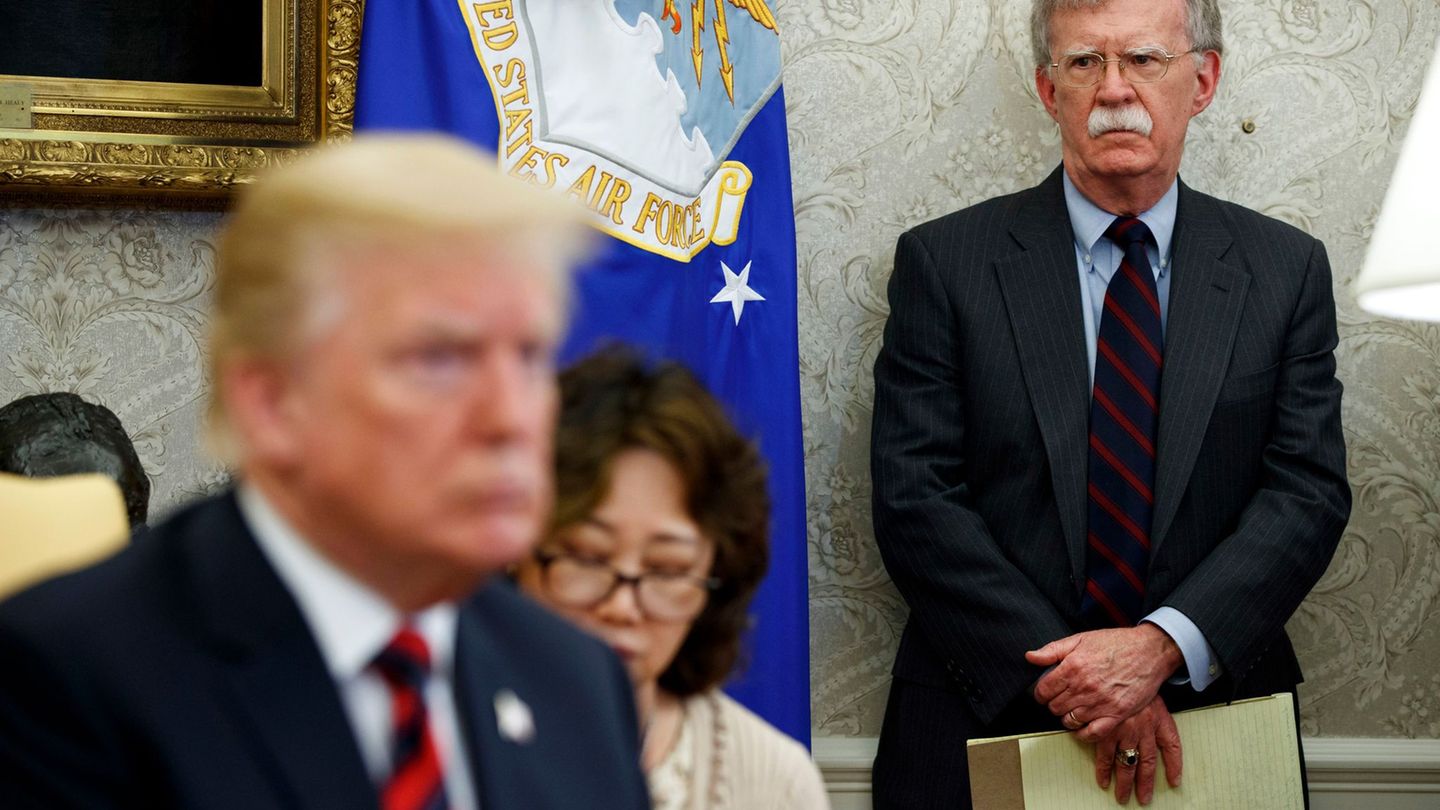 Ermittlungen: Medien: FBI durchsucht Haus von Trumps Ex-Berater Bolton