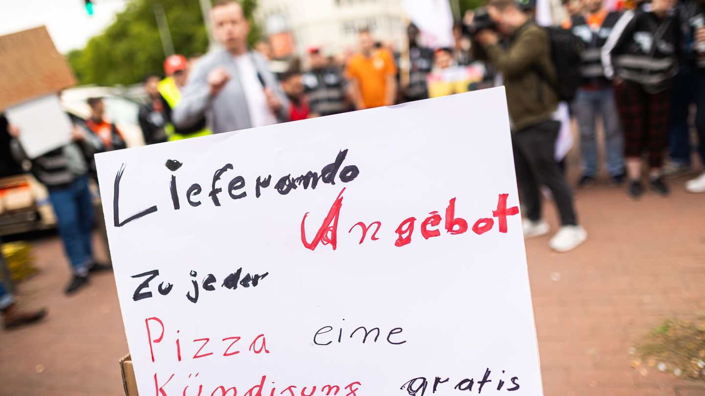Lieferdienst in der Kritik: Lieferando-Fahrer protestieren gegen Jobabbau