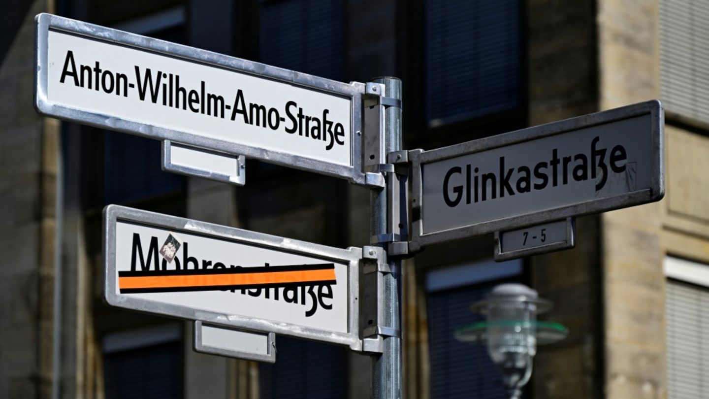 Berliner Mohrenstraße kann nun doch am Samstag umbenannt werden